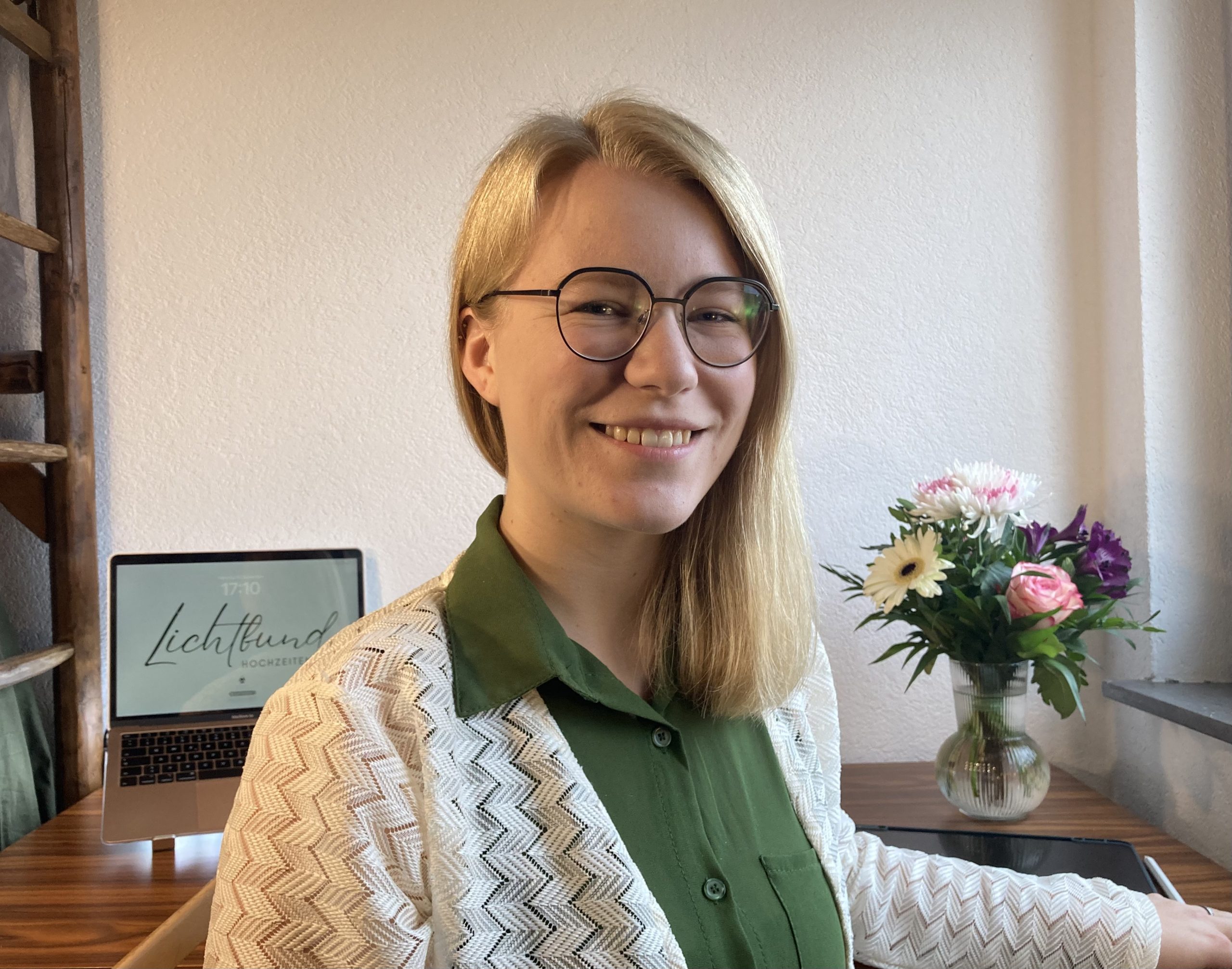 Hochzeitsplanerin rundum Gießen am Arbeitsplatz