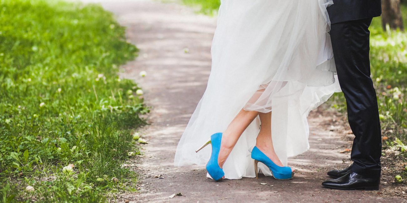 Impressionen einer Hochzeit in Hessen Brautpaar Brautschuhe blau