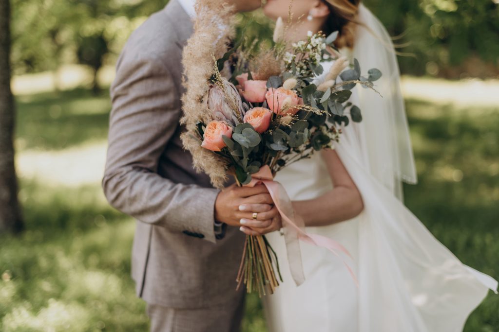 Hochzeitsplanung in Hessen Brautpaar Brautstrauß