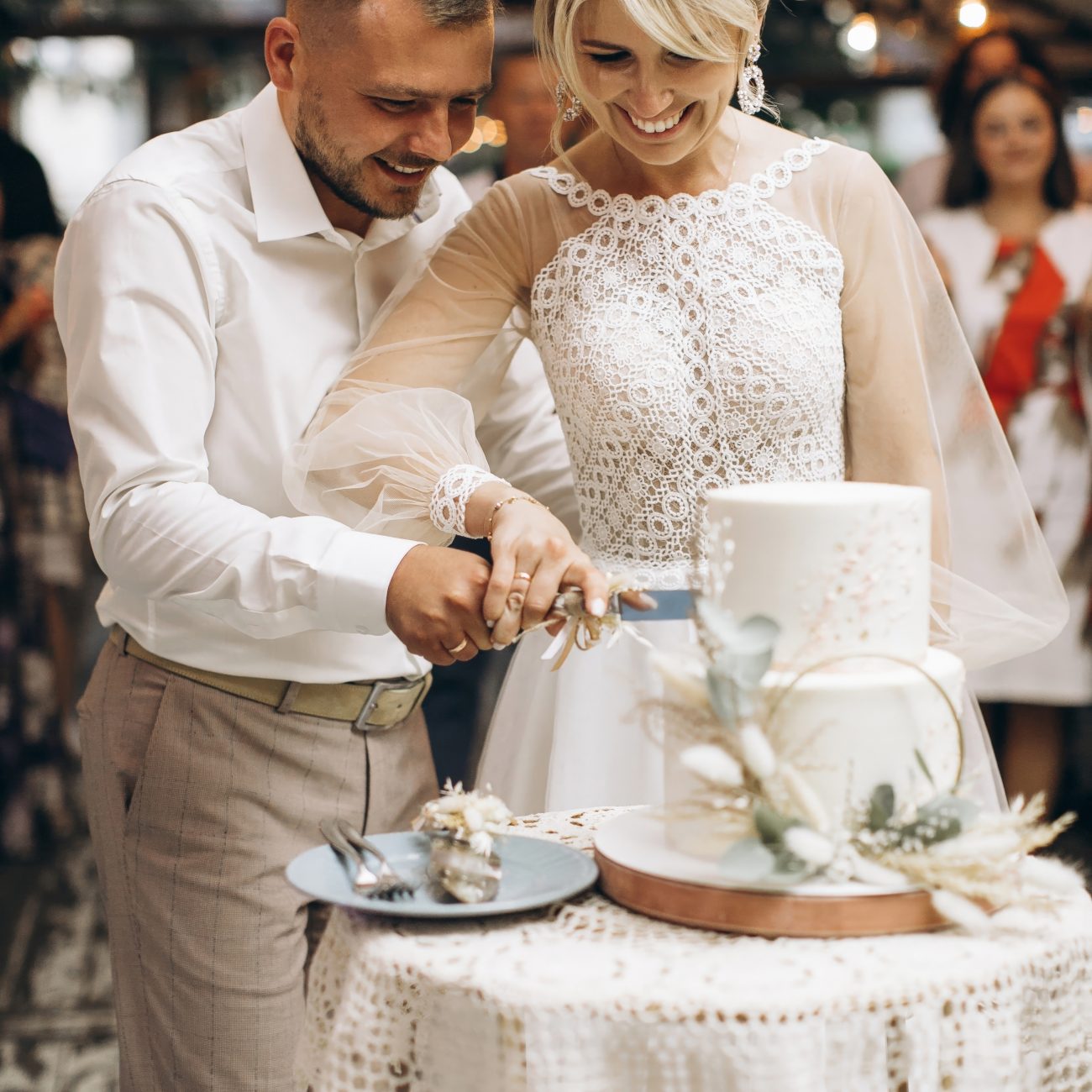 Impressionen einer Hochzeit in Hessen Brautpaar Tortenanschnitt