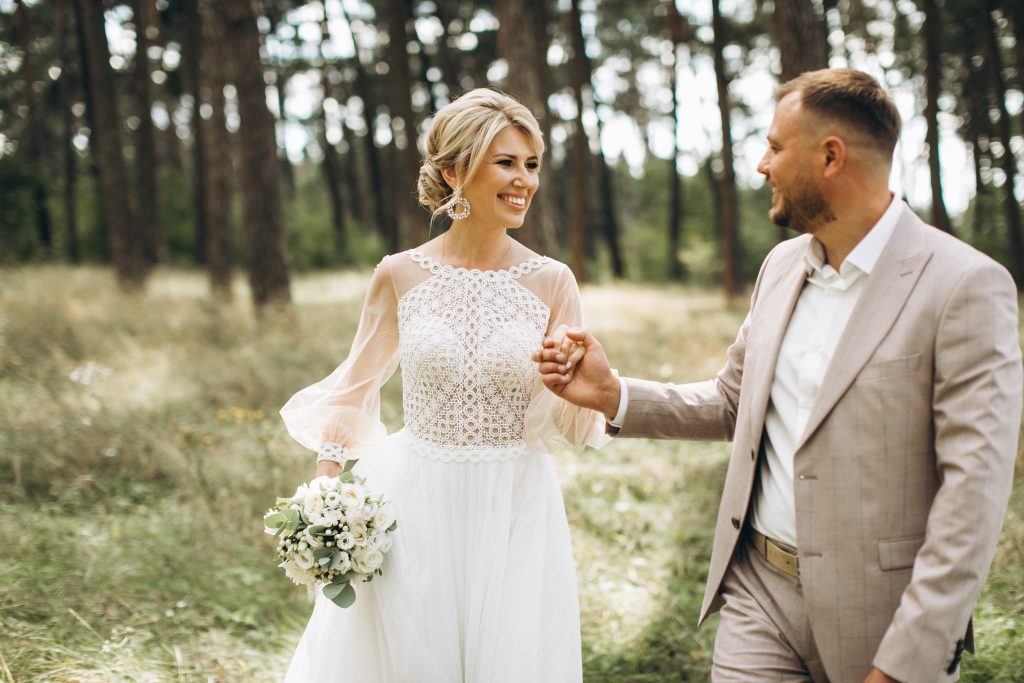Hochzeitsdartum in Hessen Brautpaar Natur