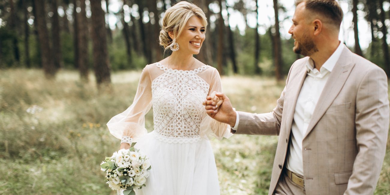 Hochzeitsdartum in Hessen Brautpaar Natur