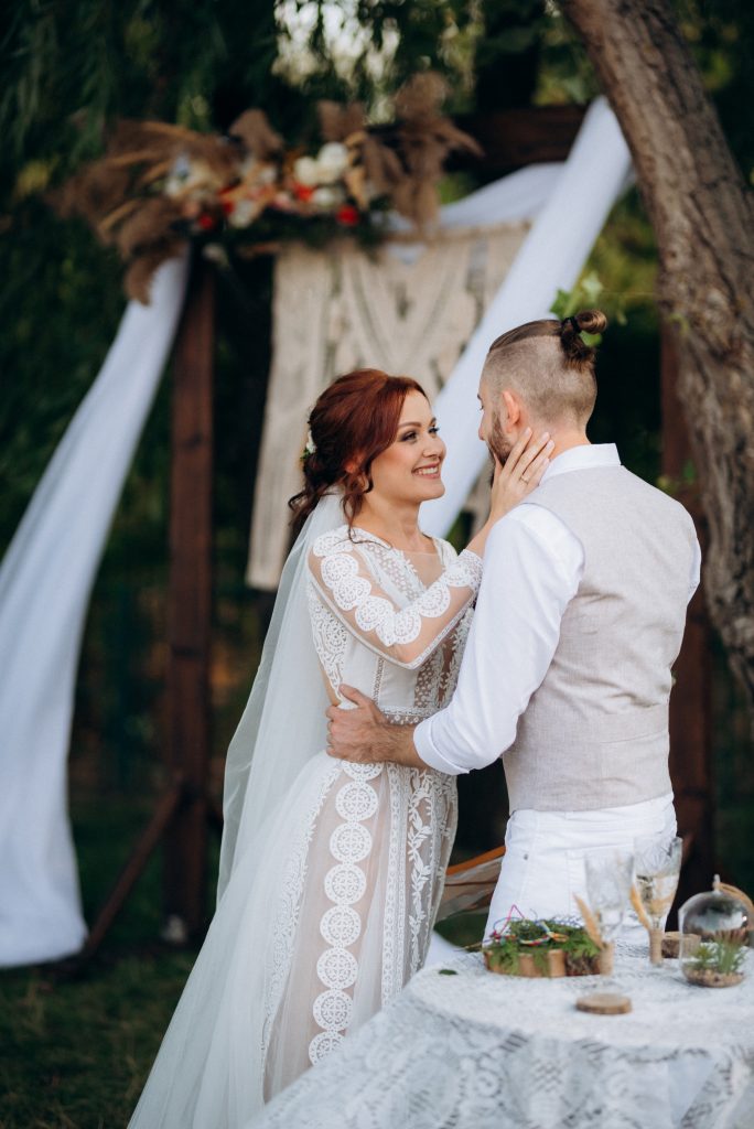 Impressionen einer Hochzeit in Hessen Brautpaar Boho