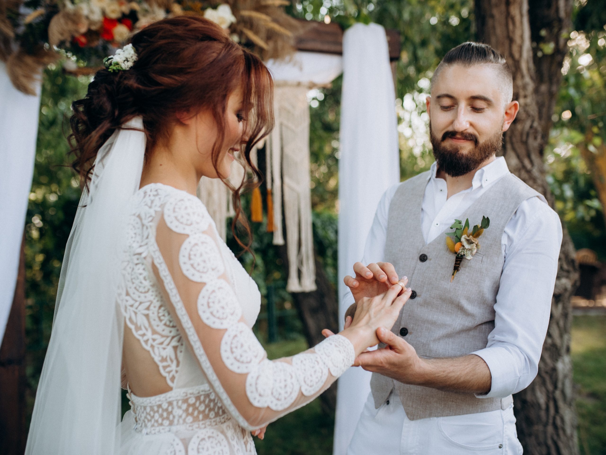 Hochzeitsplanung in Hessen Brautpaar Ringtausch