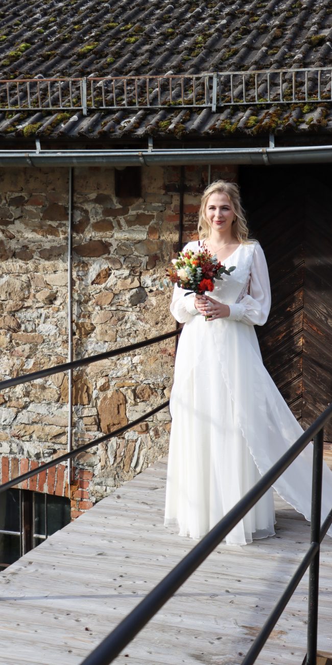 Hochzeit in Hessen Scheune Firstlook Braut