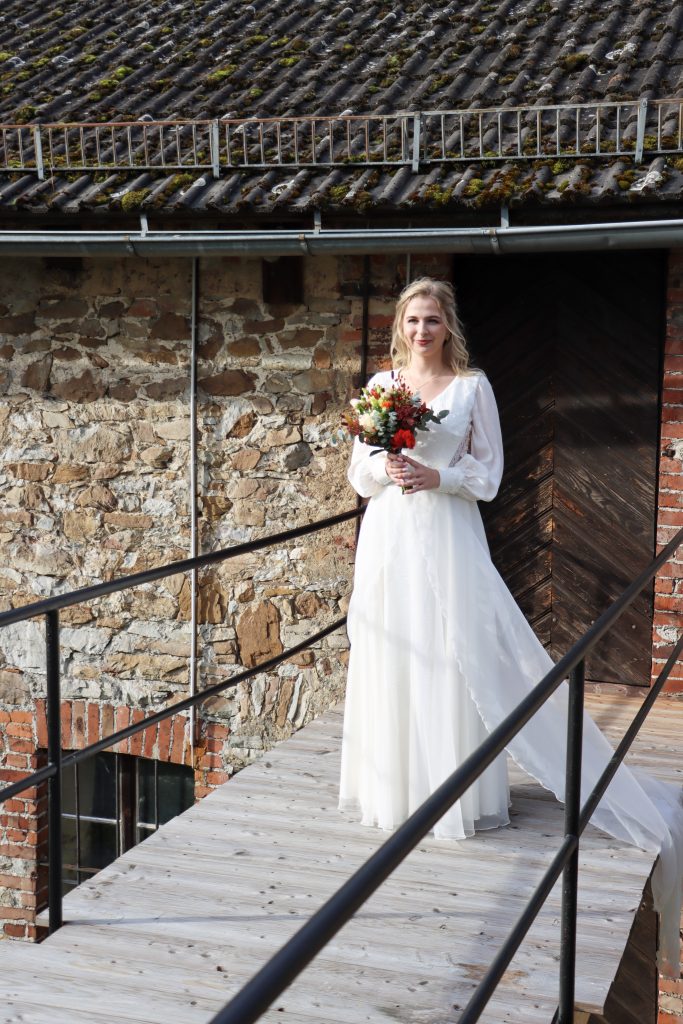 Hochzeit in Hessen Scheune Firstlook Braut