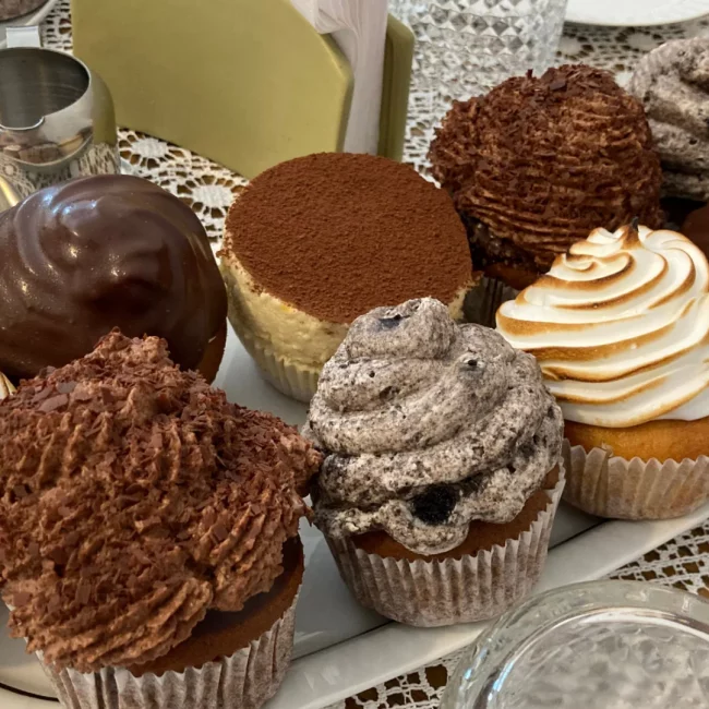 Verschiedene Sorten Cupcakes für ein Kaffeekränzchen angerichtet