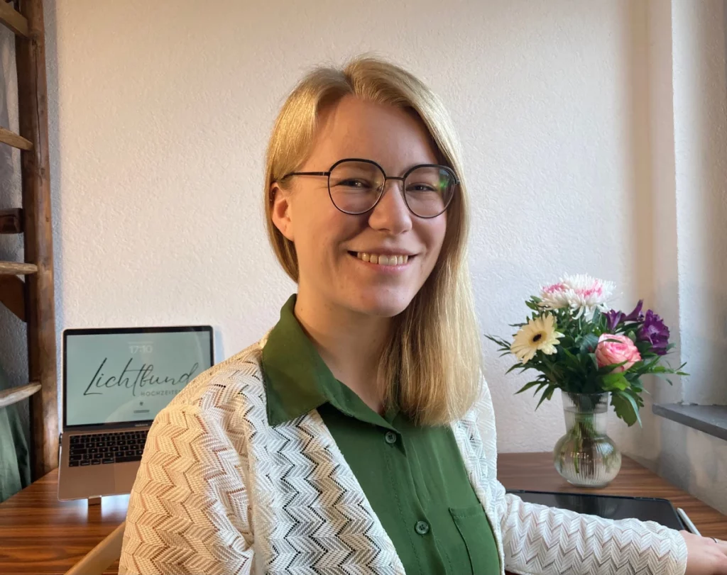 Hochzeitsplanerin aus Hessen am Arbeitsplatz