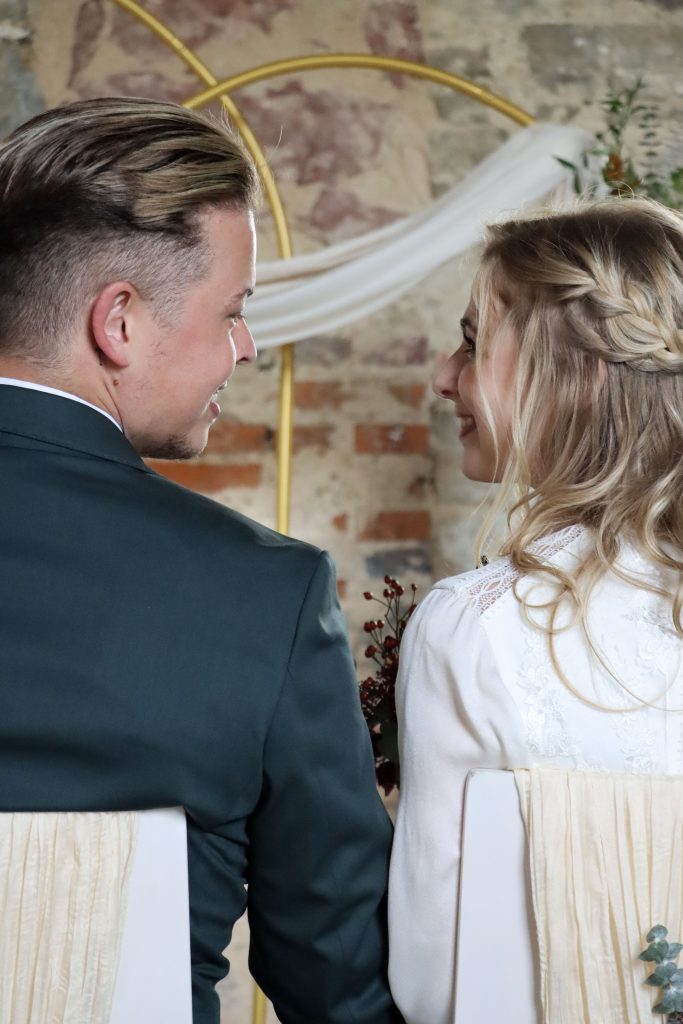 Braut in Hochzeitslocation für eure freie Trauung in Hessen