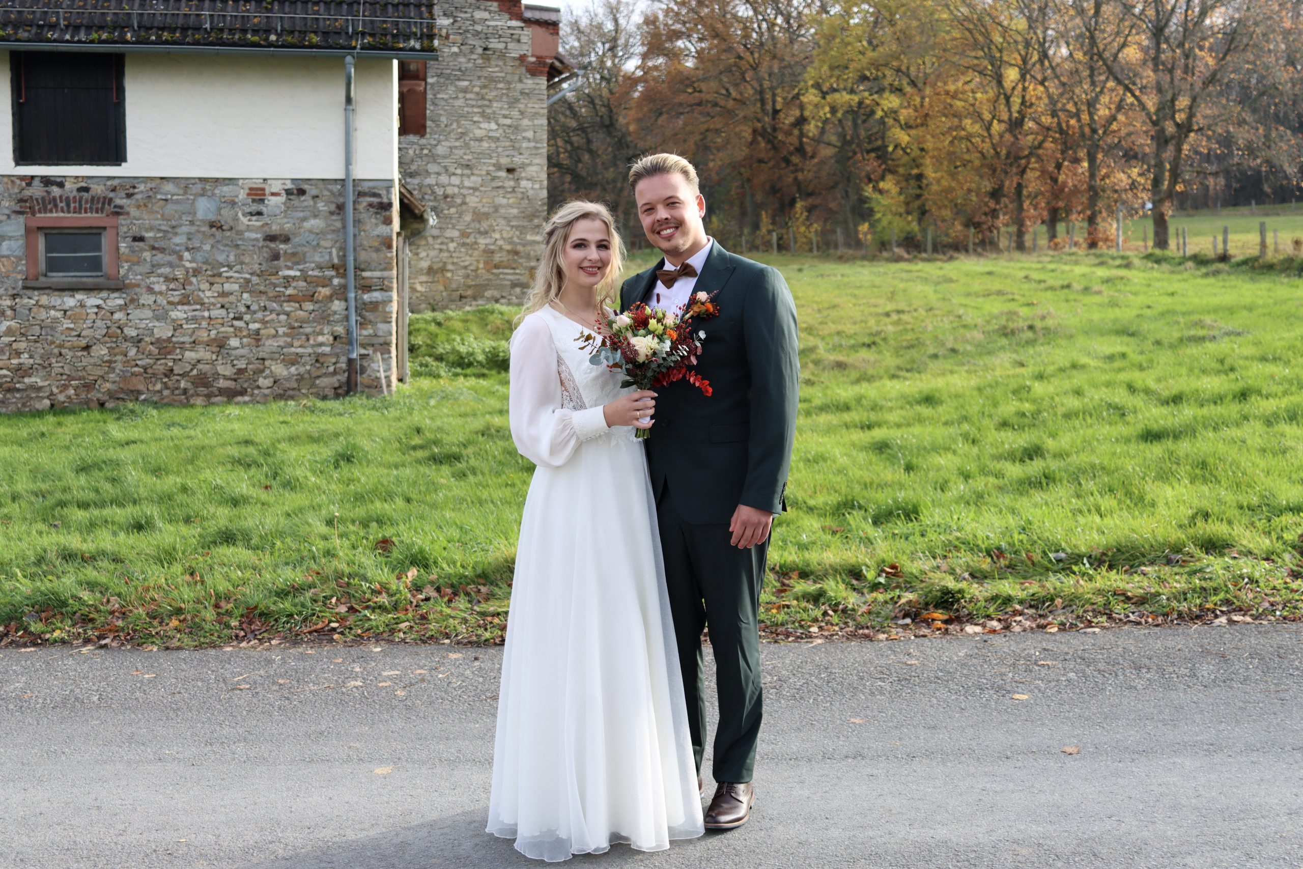 Hochzeit in einer Scheune rund um Gießen Brautpaar Außenansicht