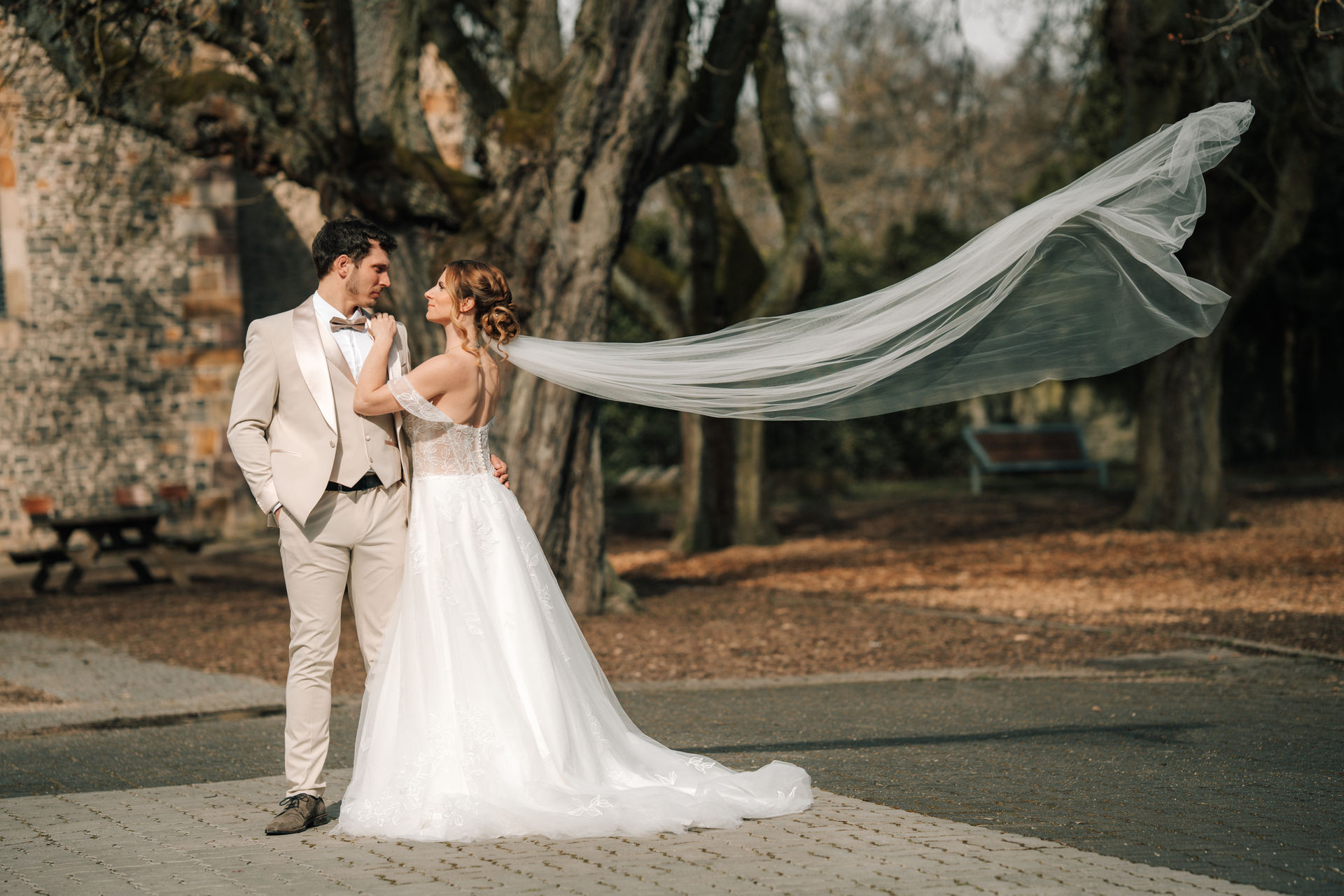 Brautpaar Hochzeit Gießen fliegender Schleier