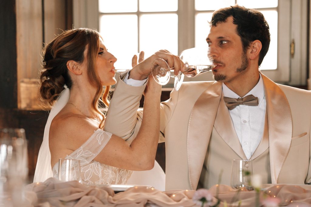 Hochzeit in Gießen Brautpaar stößt an