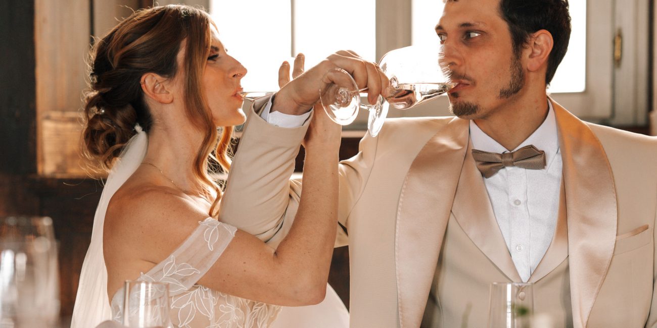 Hochzeit in Gießen Brautpaar stößt an