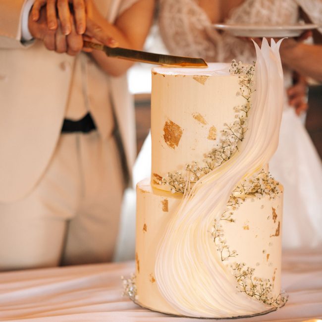Brautpaar schneidet Torte an