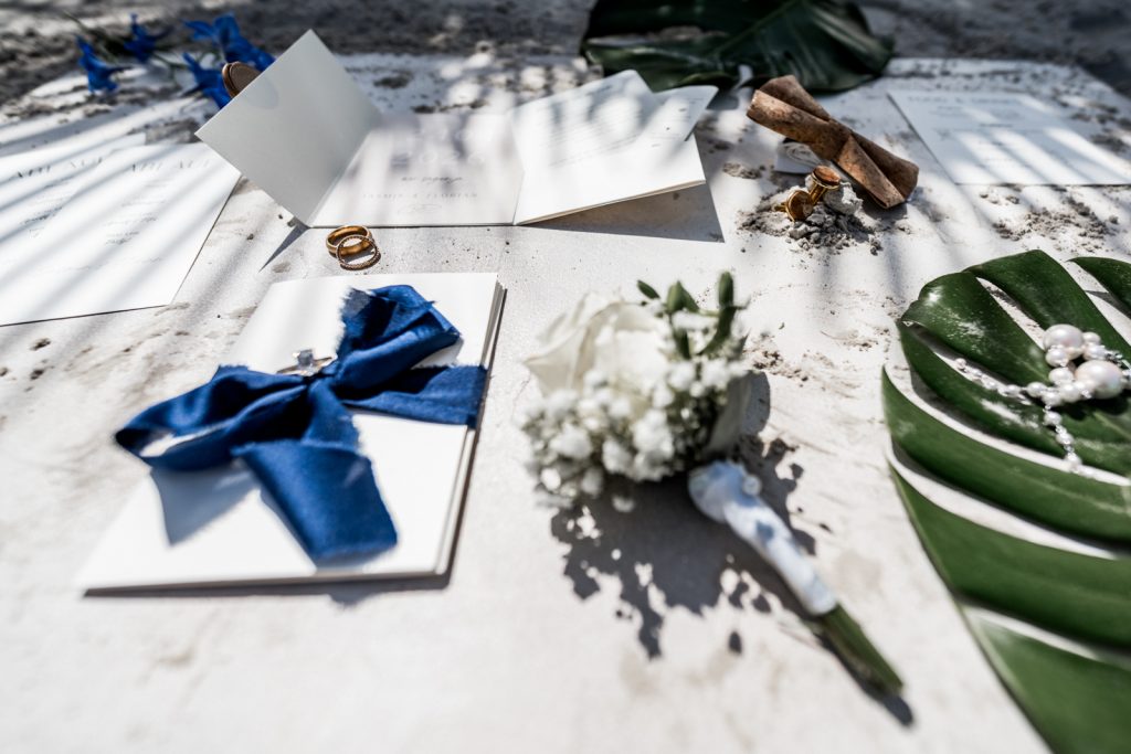 Flatlay Strandfeeling voller Ideen zur Hochzeit