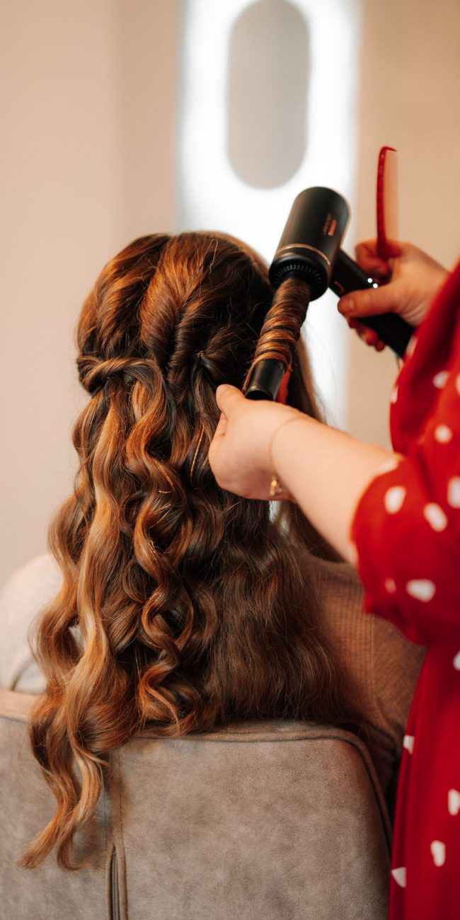 Brautstylistin für die Hochzeit bei der Arbeit