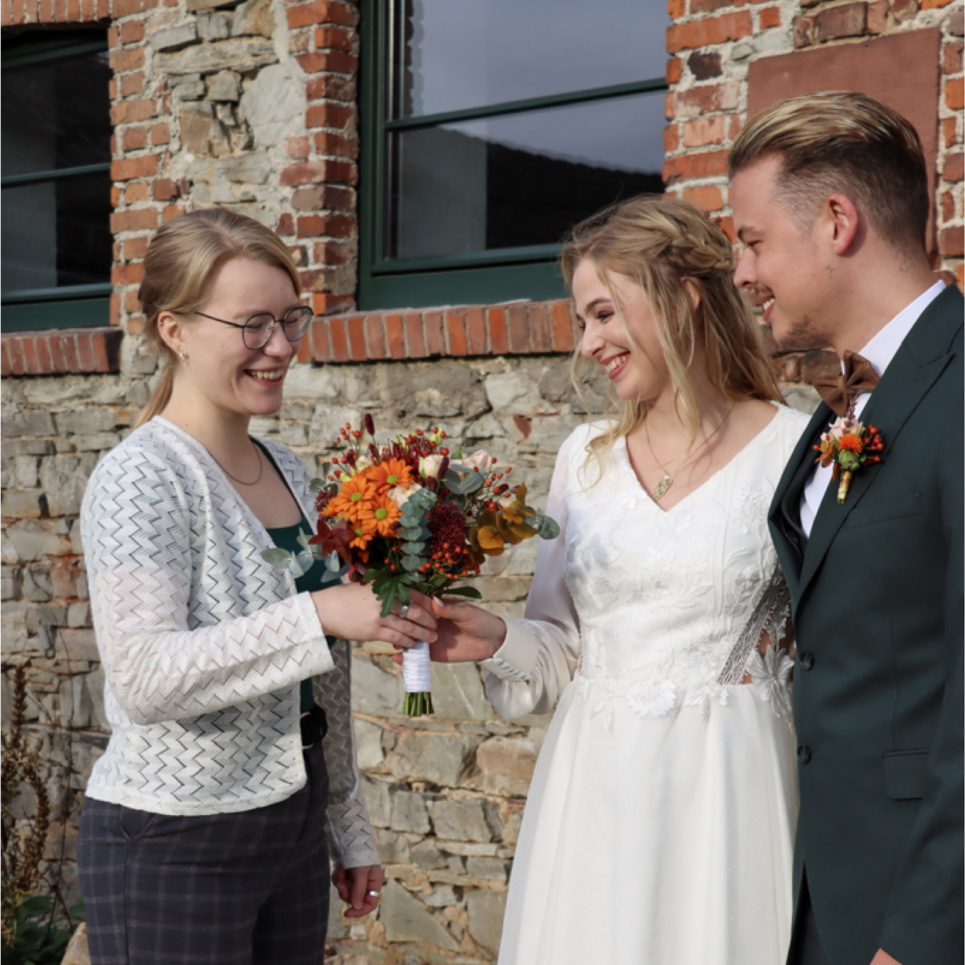 Full-Service-Hochzeitsplanung Paar mit Hochzeitsplanerin