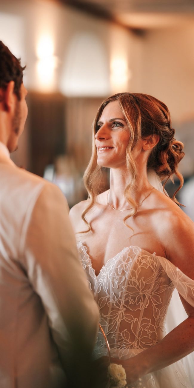 First Look bei der Trauung in warmen Licht