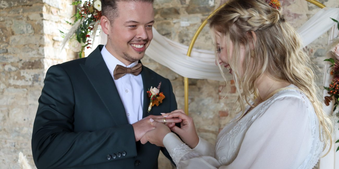Brautpaar plant gemeinsam die Hochzeit Ringtausch