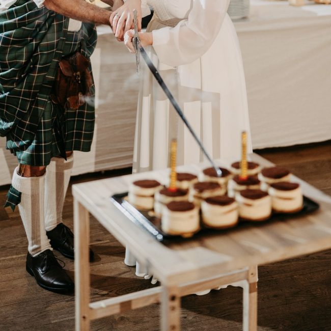 Hochzeitstorte anschneiden: Schwert