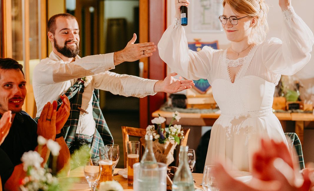 Hochzeitskonzept unauffällig festgehalten